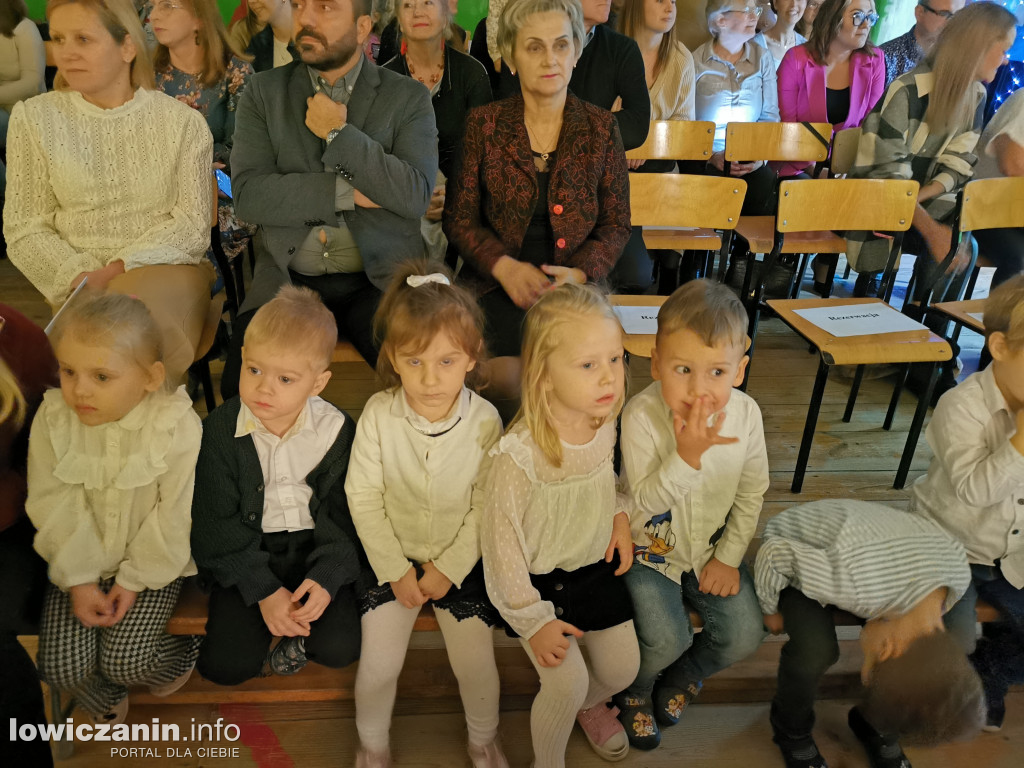 Jasełka w przedszkolu w Popowie. Świąteczna Magia na Scenie!