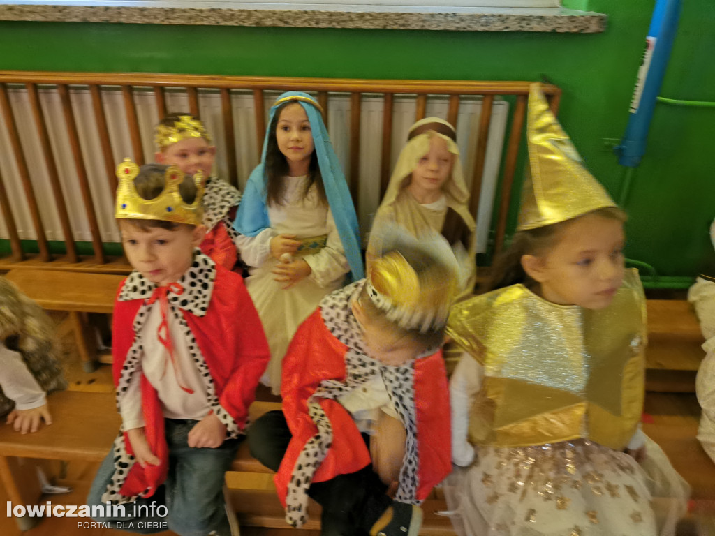 Jasełka w przedszkolu w Popowie. Świąteczna Magia na Scenie!
