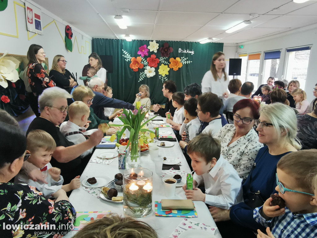 Dzieci z grupy Biedronek z Przedszkola nr 2 „ Pod Tęczą” dziękują swoim Babciom i Dziadkom