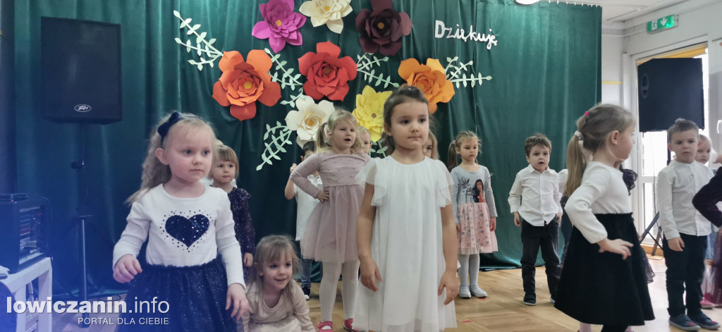 Dzieci z grupy Biedronek z Przedszkola nr 2 „ Pod Tęczą” dziękują swoim Babciom i Dziadkom