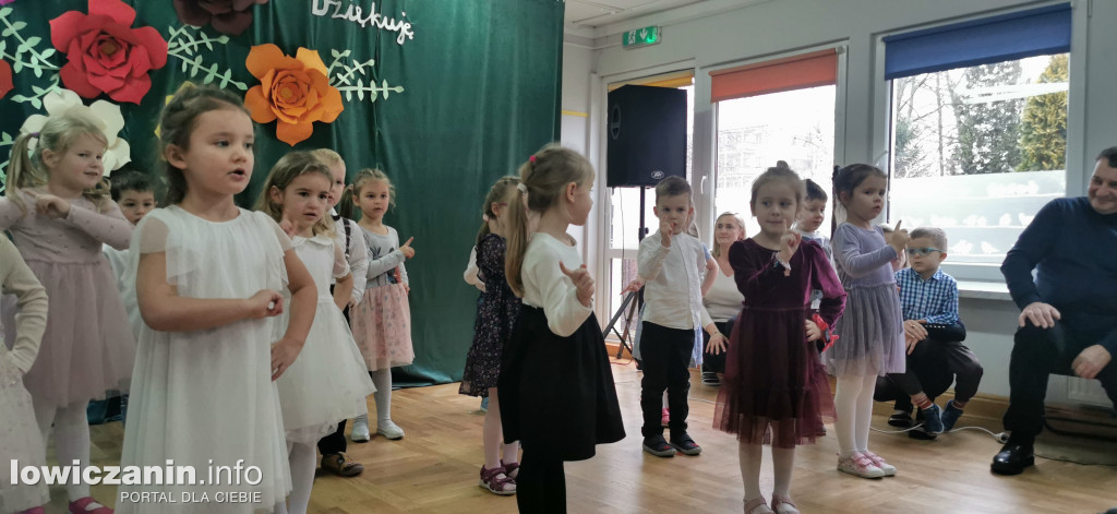 Dzieci z grupy Biedronek z Przedszkola nr 2 „ Pod Tęczą” dziękują swoim Babciom i Dziadkom