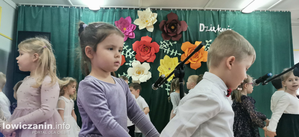 Dzieci z grupy Biedronek z Przedszkola nr 2 „ Pod Tęczą” dziękują swoim Babciom i Dziadkom