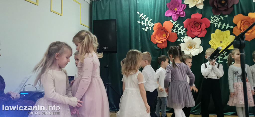 Dzieci z grupy Biedronek z Przedszkola nr 2 „ Pod Tęczą” dziękują swoim Babciom i Dziadkom
