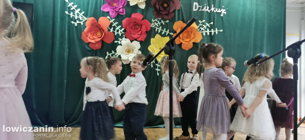 Dzieci z grupy Biedronek z Przedszkola nr 2 „ Pod Tęczą” dziękują swoim Babciom i Dziadkom