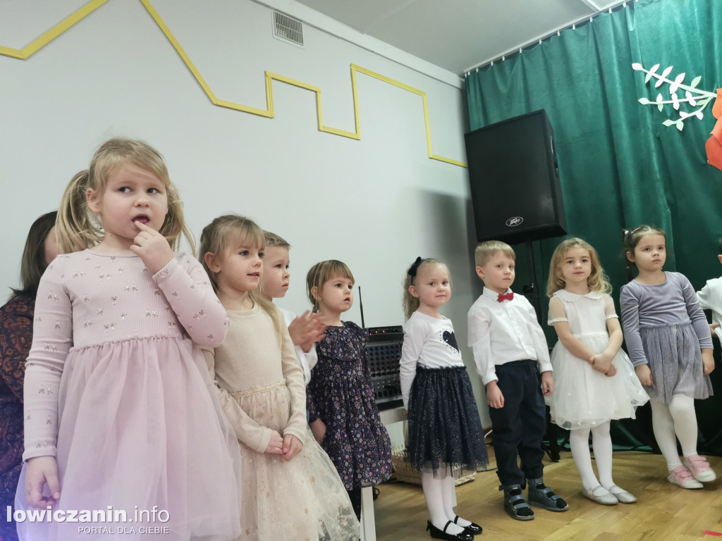 Dzieci z grupy Biedronek z Przedszkola nr 2 „ Pod Tęczą” dziękują swoim Babciom i Dziadkom
