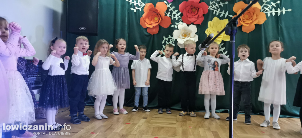 Dzieci z grupy Biedronek z Przedszkola nr 2 „ Pod Tęczą” dziękują swoim Babciom i Dziadkom
