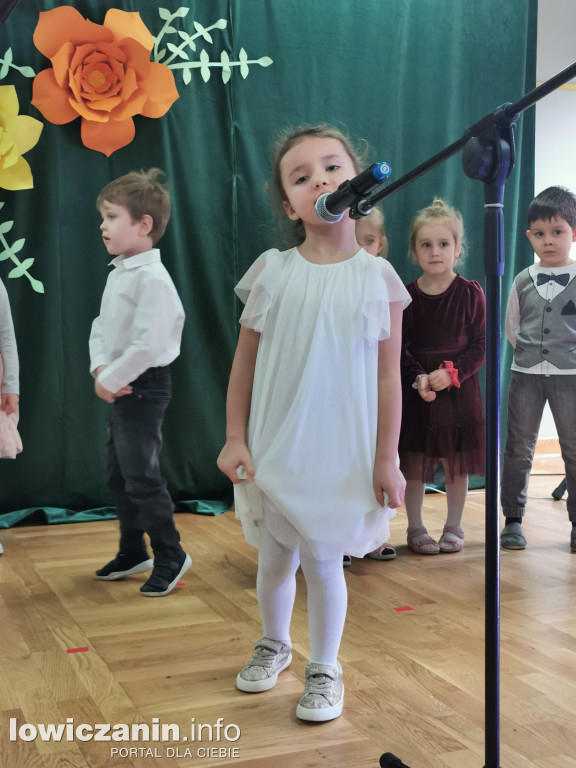 Dzieci z grupy Biedronek z Przedszkola nr 2 „ Pod Tęczą” dziękują swoim Babciom i Dziadkom