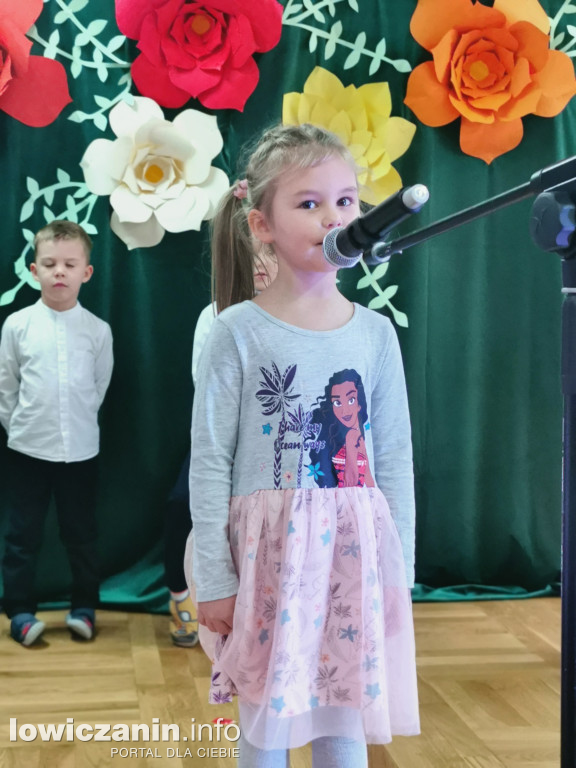 Dzieci z grupy Biedronek z Przedszkola nr 2 „ Pod Tęczą” dziękują swoim Babciom i Dziadkom