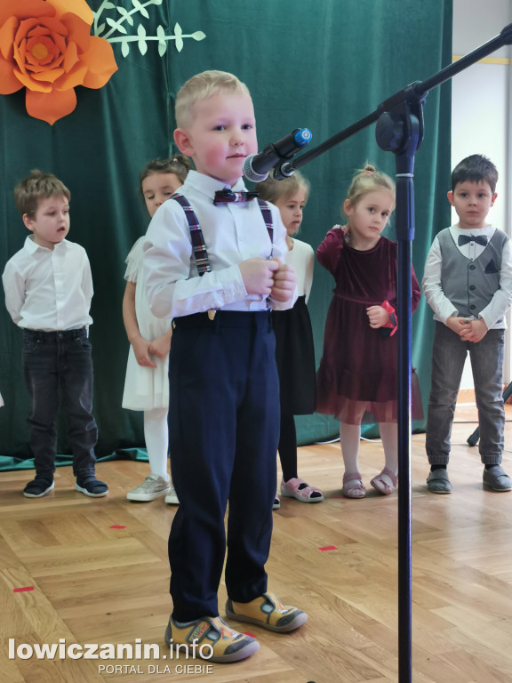 Dzieci z grupy Biedronek z Przedszkola nr 2 „ Pod Tęczą” dziękują swoim Babciom i Dziadkom