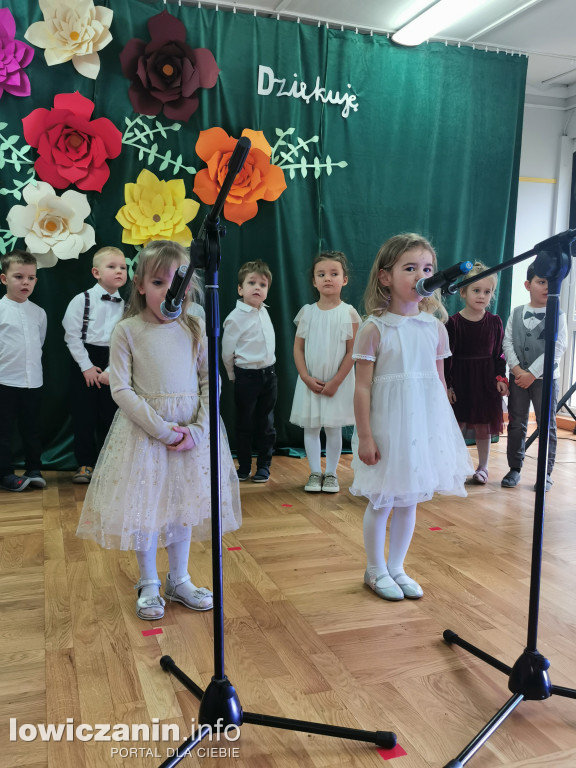 Dzieci z grupy Biedronek z Przedszkola nr 2 „ Pod Tęczą” dziękują swoim Babciom i Dziadkom