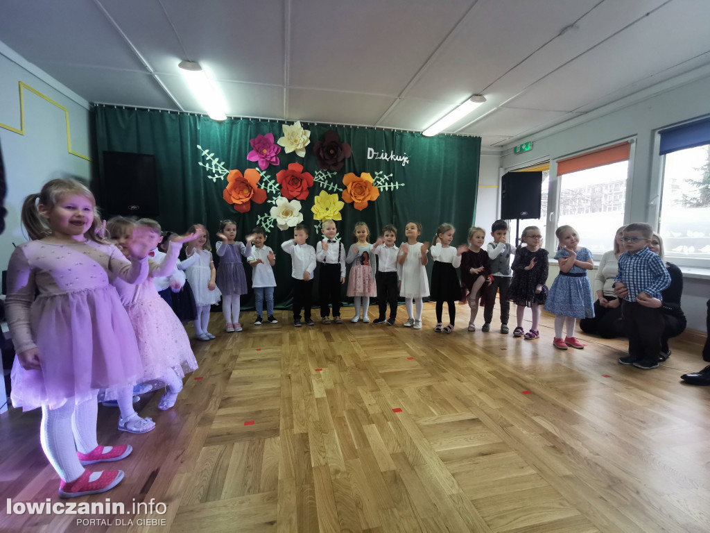 Dzieci z grupy Biedronek z Przedszkola nr 2 „ Pod Tęczą” dziękują swoim Babciom i Dziadkom