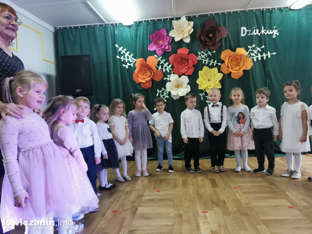 Dzieci z grupy Biedronek z Przedszkola nr 2 „ Pod Tęczą” dziękują swoim Babciom i Dziadkom