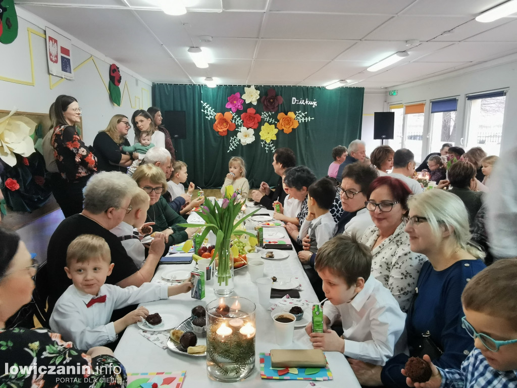 Dzieci z grupy Biedronek z Przedszkola nr 2 „ Pod Tęczą” dziękują swoim Babciom i Dziadkom