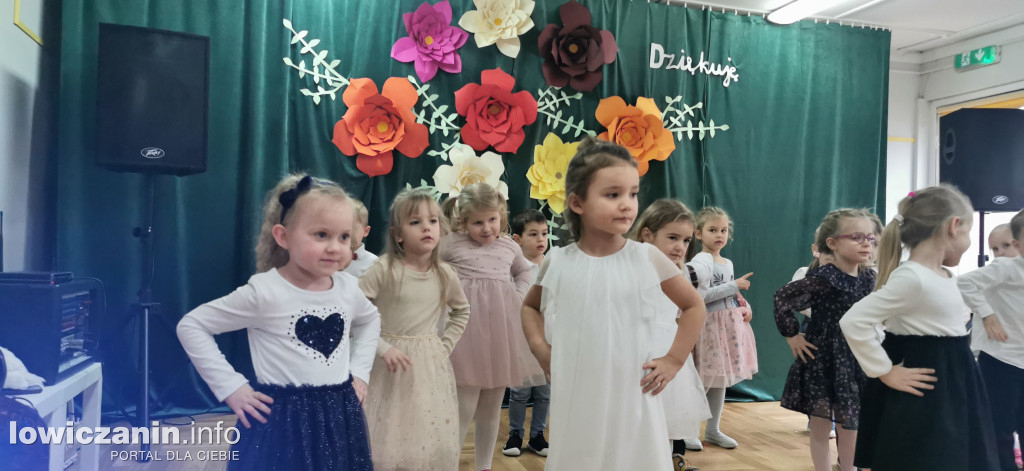 Dzieci z grupy Biedronek z Przedszkola nr 2 „ Pod Tęczą” dziękują swoim Babciom i Dziadkom