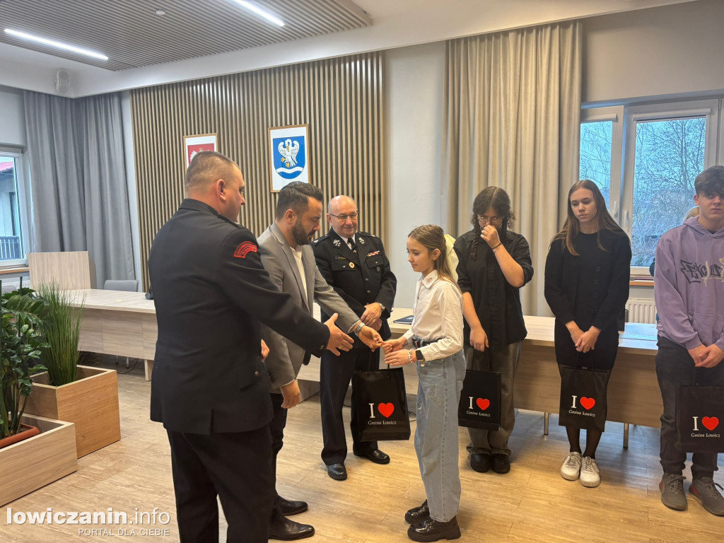 Młodzi artyści nagrodzeni w konkursie plastycznym strażaków