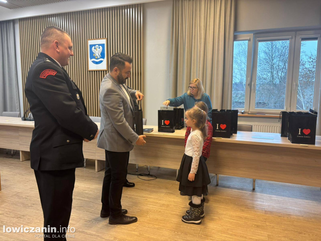 Młodzi artyści nagrodzeni w konkursie plastycznym strażaków