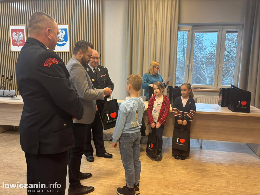 Młodzi artyści nagrodzeni w konkursie plastycznym strażaków