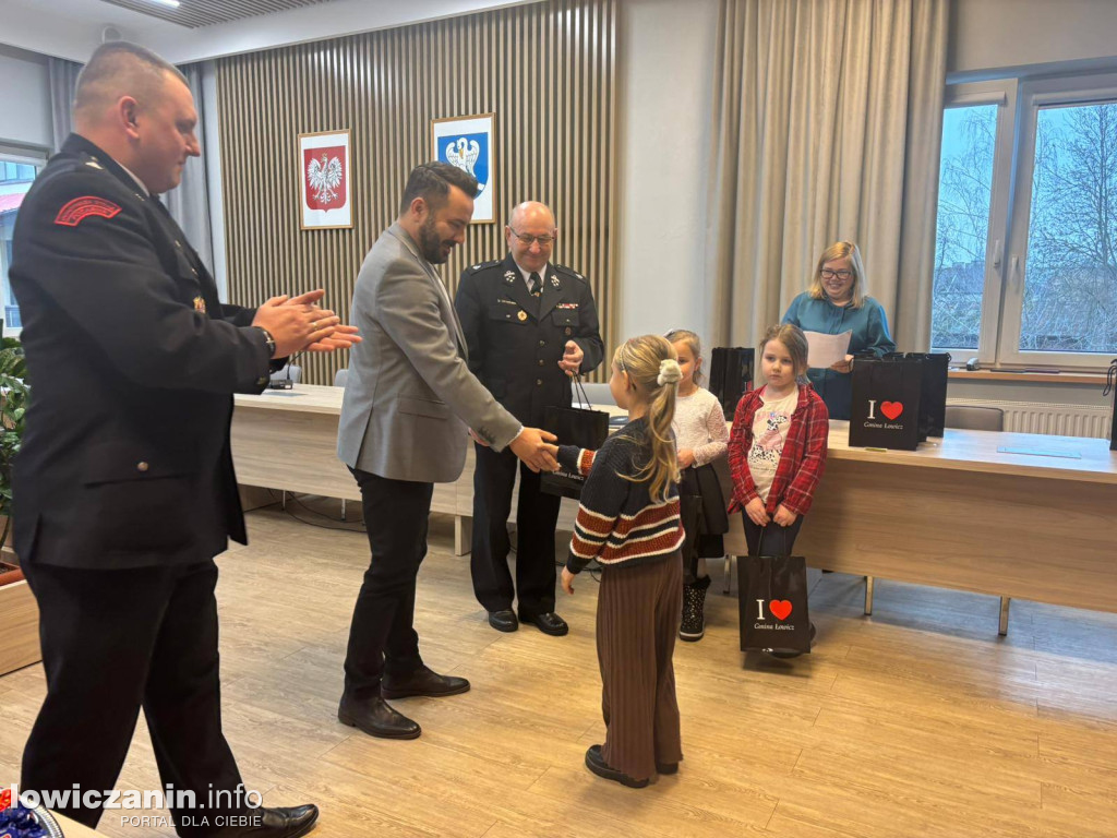 Młodzi artyści nagrodzeni w konkursie plastycznym strażaków