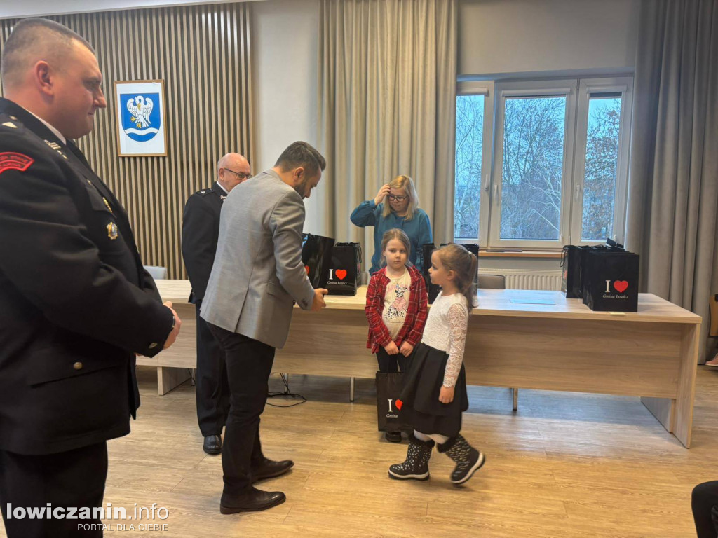 Młodzi artyści nagrodzeni w konkursie plastycznym strażaków
