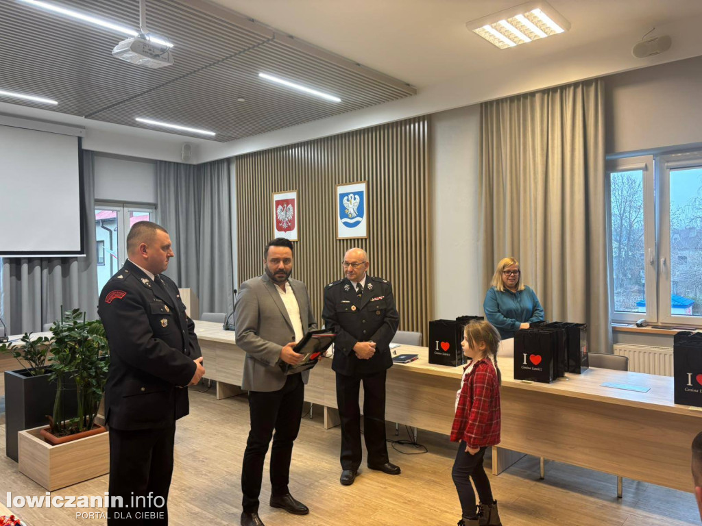 Młodzi artyści nagrodzeni w konkursie plastycznym strażaków