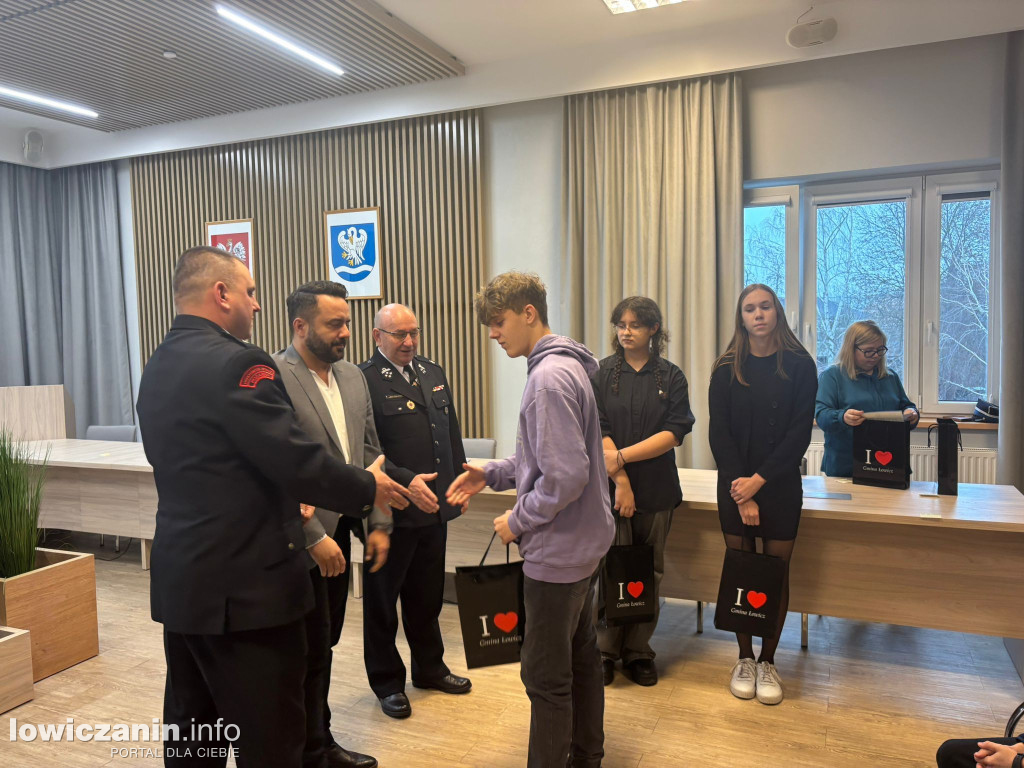 Młodzi artyści nagrodzeni w konkursie plastycznym strażaków