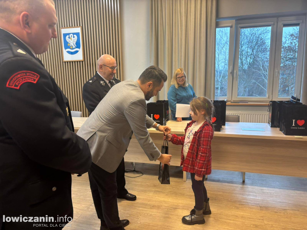 Młodzi artyści nagrodzeni w konkursie plastycznym strażaków