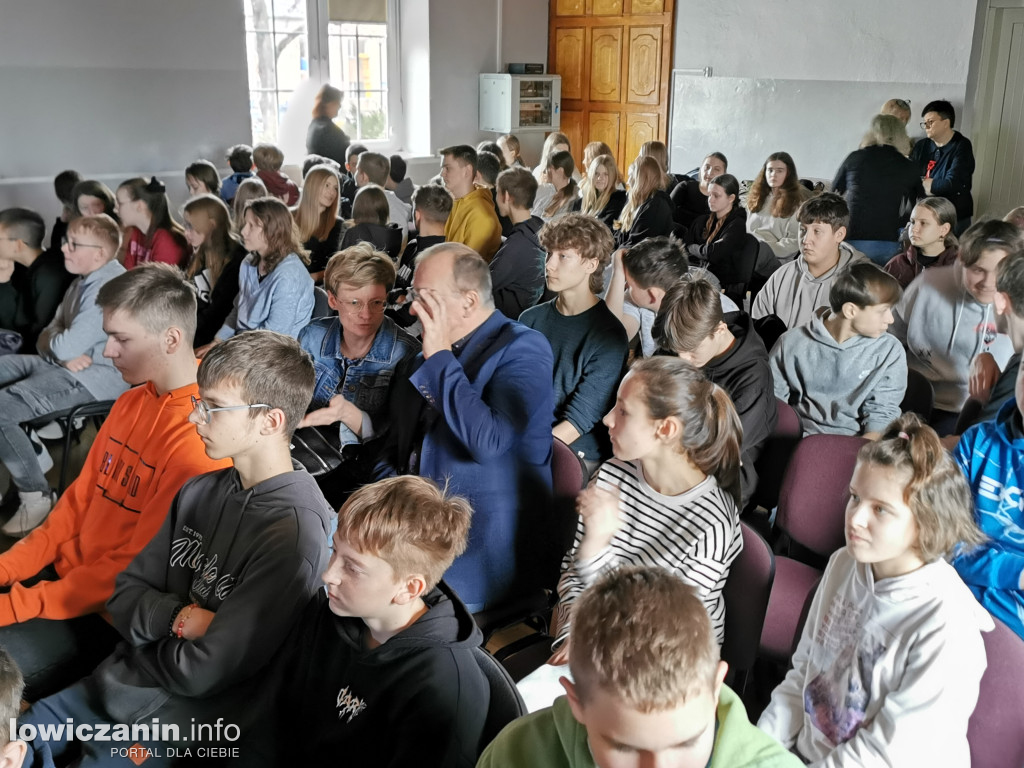 Spektakl charytatywny uczniów ze Zduńskiej Dąbrowy