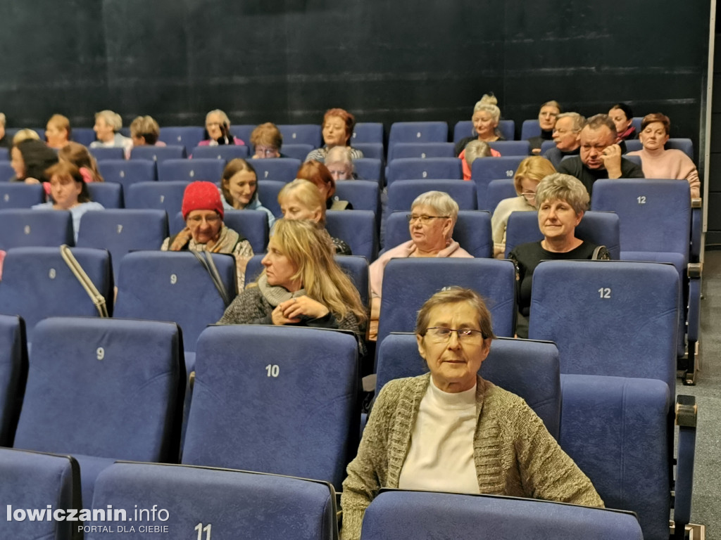 Twórczynie ludowe z Łowicza w filmie o kwiatach