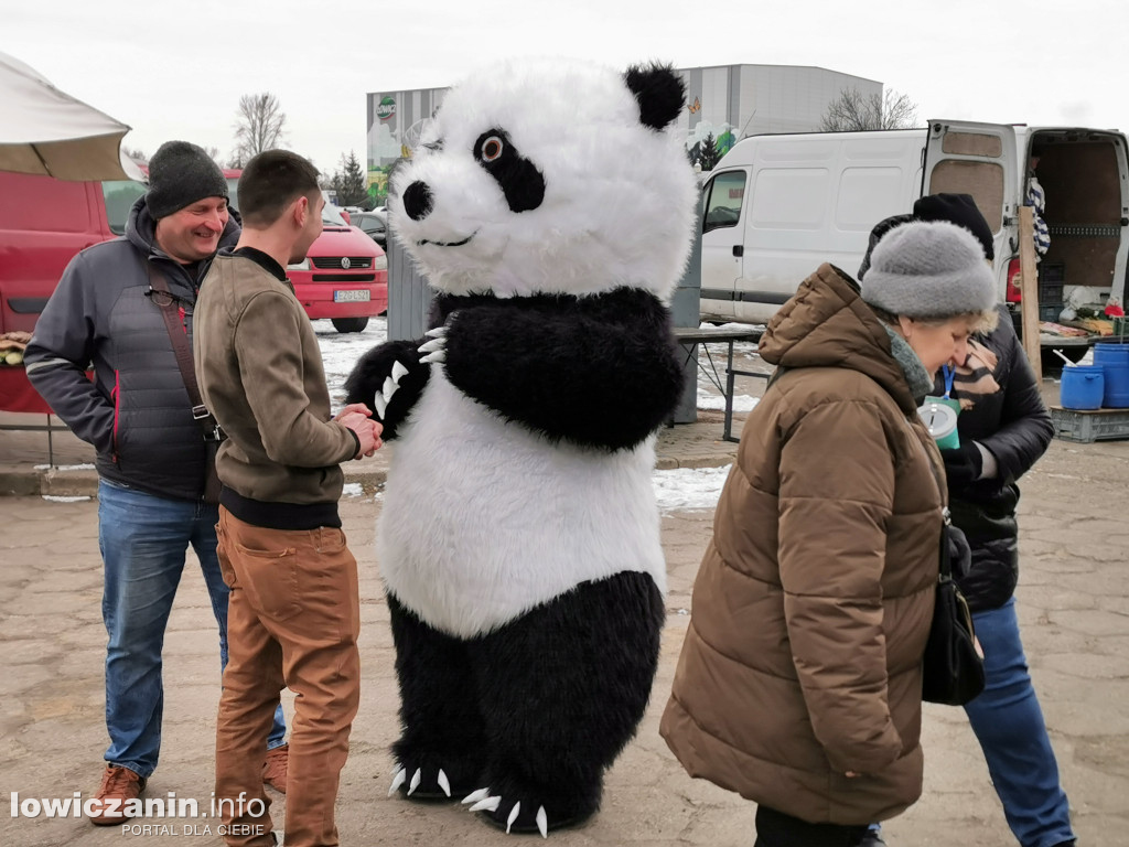 Kiermasz charytatywny na targowisku w Łowiczu
