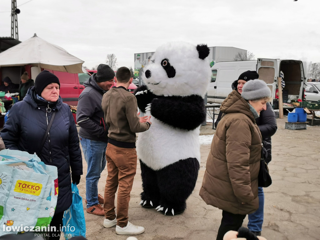 Kiermasz charytatywny na targowisku w Łowiczu