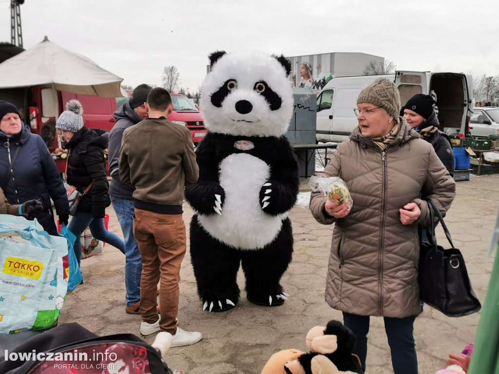 Kiermasz charytatywny na targowisku w Łowiczu