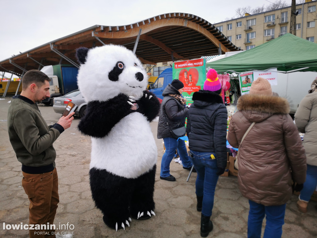 Kiermasz charytatywny na targowisku w Łowiczu