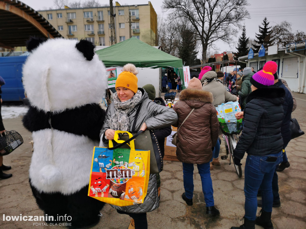 Kiermasz charytatywny na targowisku w Łowiczu
