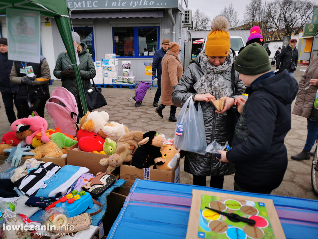 Kiermasz charytatywny na targowisku w Łowiczu