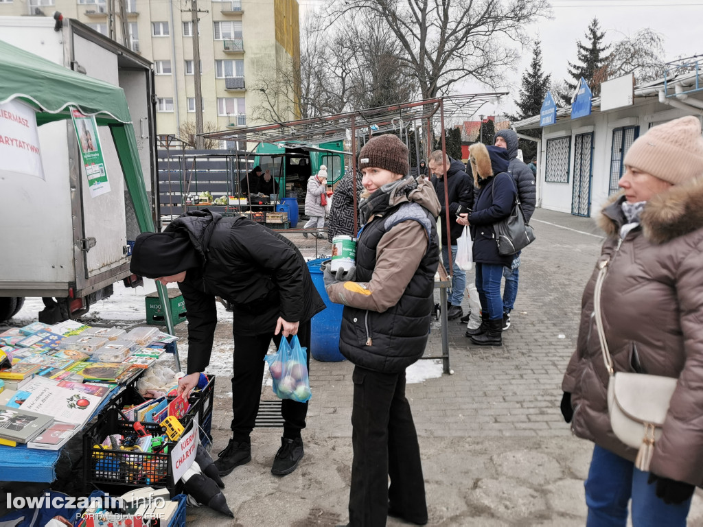 Kiermasz charytatywny na targowisku w Łowiczu