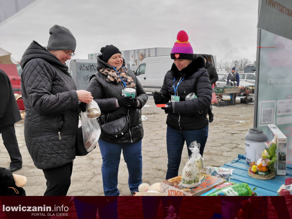 Kiermasz charytatywny na targowisku w Łowiczu