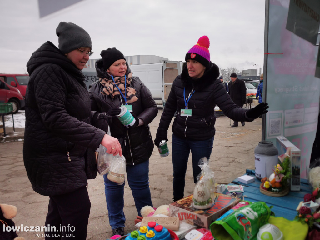 Kiermasz charytatywny na targowisku w Łowiczu