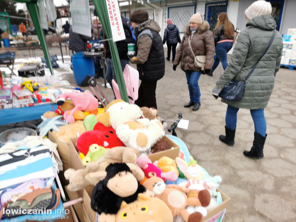 Kiermasz charytatywny na targowisku w Łowiczu
