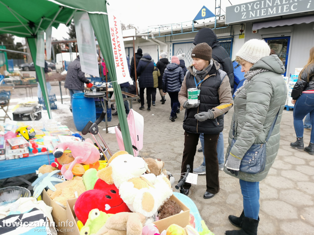 Kiermasz charytatywny na targowisku w Łowiczu