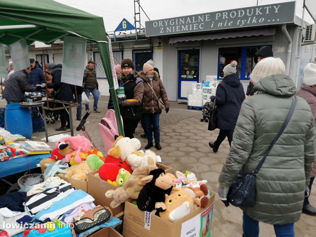 Kiermasz charytatywny na targowisku w Łowiczu