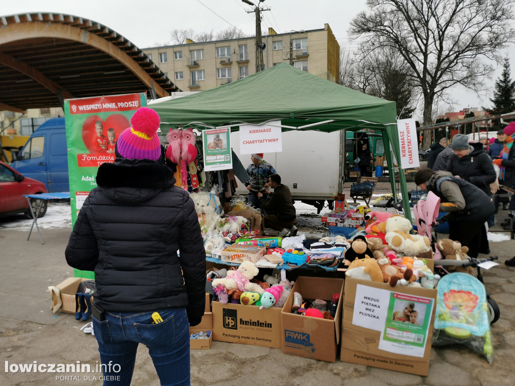 Kiermasz charytatywny na targowisku w Łowiczu