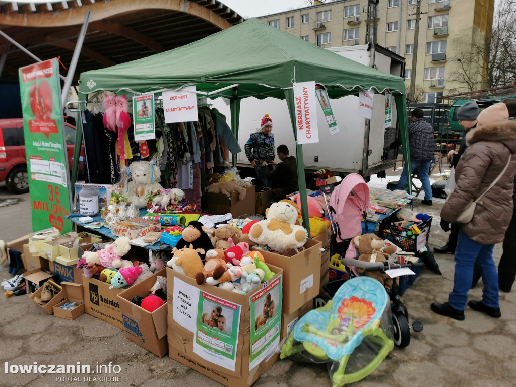 Kiermasz charytatywny na targowisku w Łowiczu