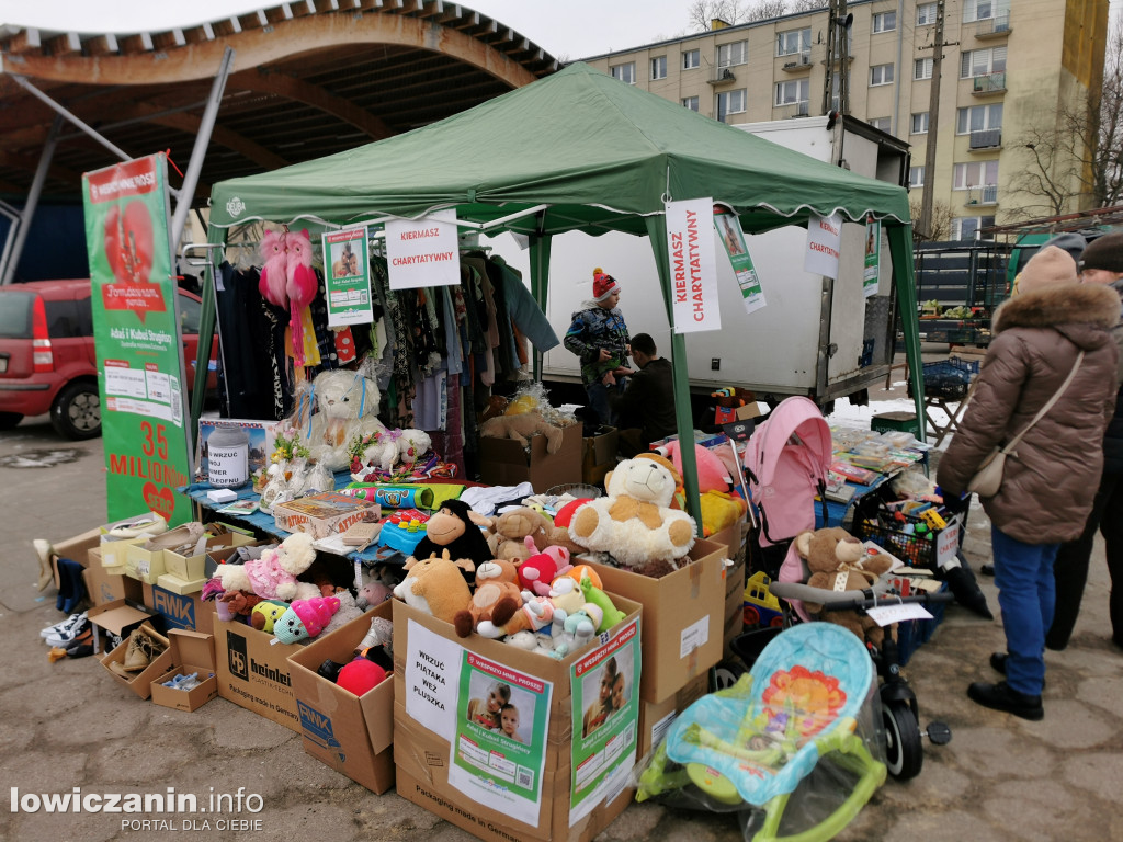 Kiermasz charytatywny na targowisku w Łowiczu
