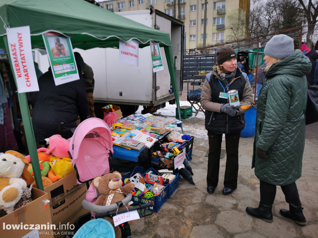 Kiermasz charytatywny na targowisku w Łowiczu