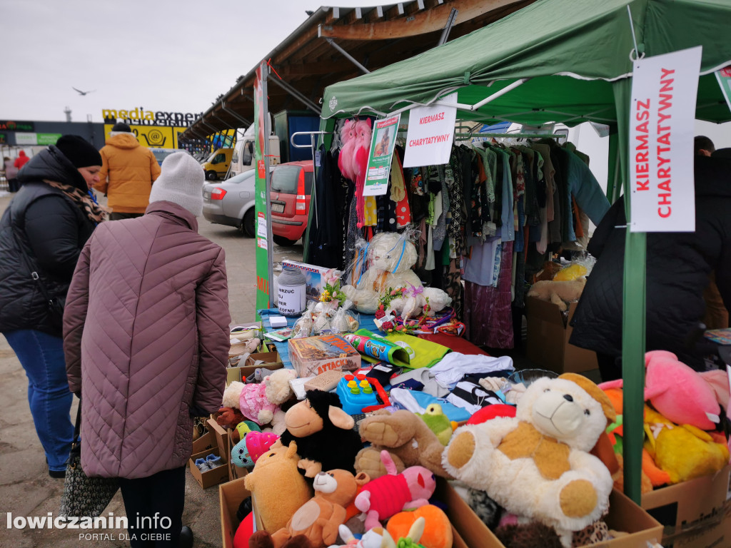 Kiermasz charytatywny na targowisku w Łowiczu