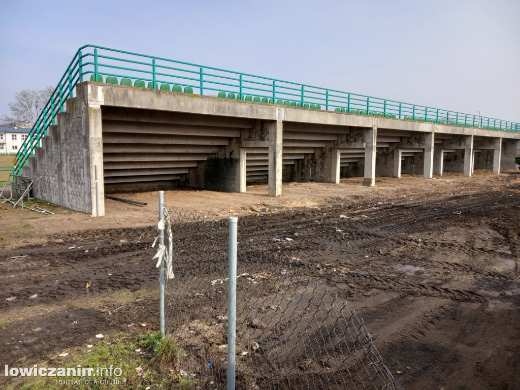 Trwa sprzątanie stadionu Pelikana Łowicz