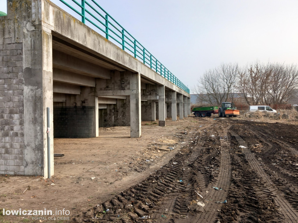 Trwa sprzątanie stadionu Pelikana Łowicz