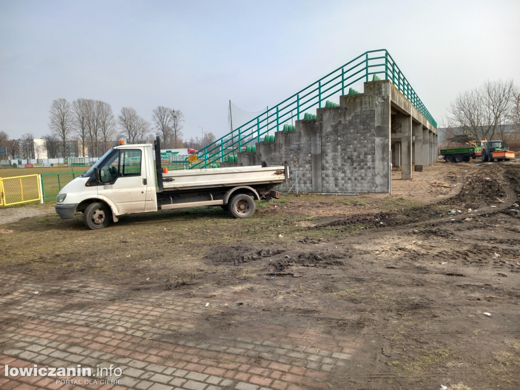 Trwa sprzątanie stadionu Pelikana Łowicz