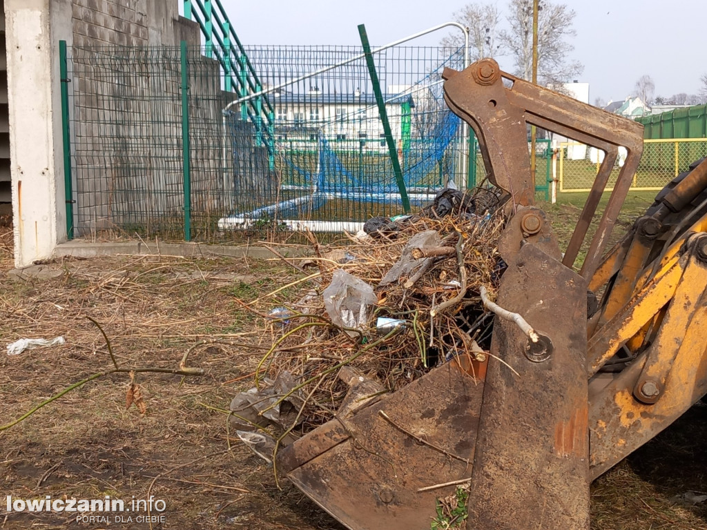 Trwa sprzątanie stadionu Pelikana Łowicz