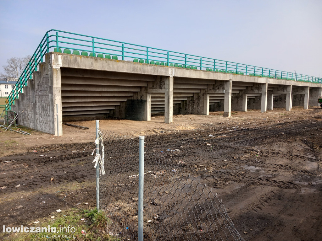 Trwa sprzątanie stadionu Pelikana Łowicz